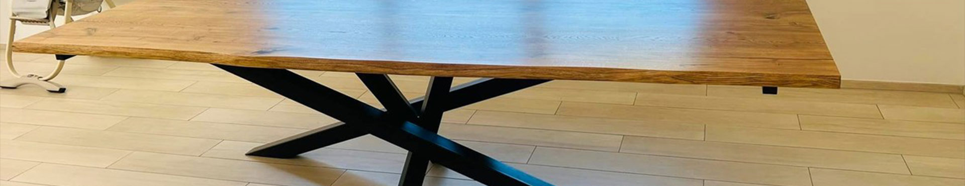 Conception de pied de table central en acier en Alsace